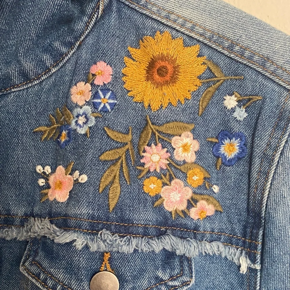 Linda Anderson Embroidered Floral Denim Button Front Jacket with Raw Hems. Large - Picture 5 of 10
